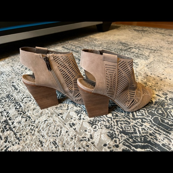 Size 10 Vince Camuto wedges. - Picture 5 of 6